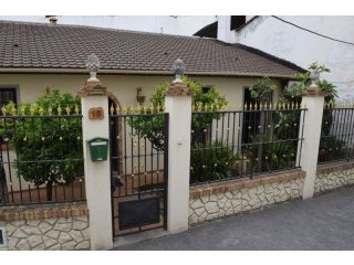 Town House for Sale in Benamocarra..