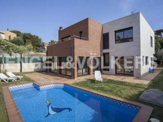Modern house near the beach. Costa..