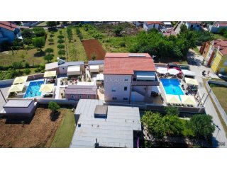 PREKRASNA VILLA SA 8 APARTMANSKIH JEDINICA I DVA BAZENA