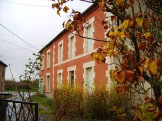 Grande Maison Avec Plusieurs Annexes..