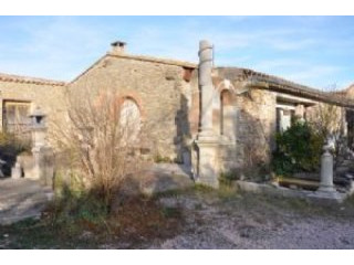 Cave renovee avec maison, salle..