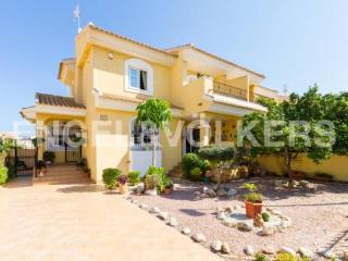 Beautiful semi-detached villa in great..