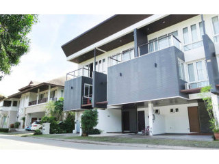 A Modern Waterfont 3 Bedroom Townhome..