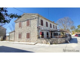 Istra, Kanfanar - Povijesna kamena kuća s pogledom na more