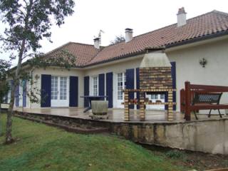 Large Detached Bungalow Close To All..