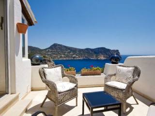Two bedroom apartment with sea views
