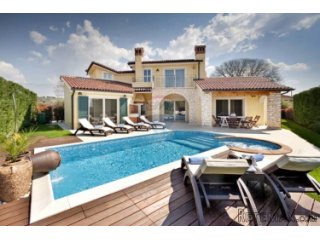 KAŠTELIR, ZANIMLJIVA VILLA SA BAZENOM