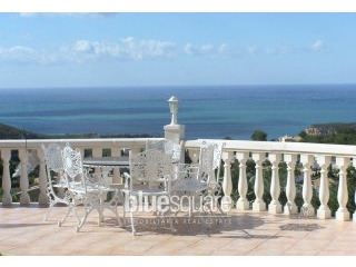 Luxurious villa with impressive sea..