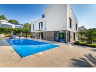 Luksuzna villa sa bazenom, 100 metara od mora!