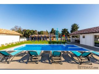 Okolica Pule - samostojeća villa katnica za odmor s bazenom
