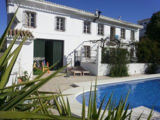 6 bedroom, 4 bathroom Villa, (build 225..