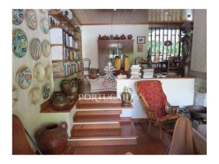 House With 4 Bedrooms Inserted In A..