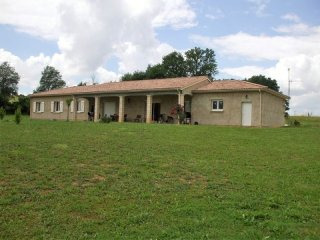 A 5 Bedroom Modern Property With Double..