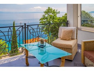 Opatija, dvoetažni stan s terasama i vrtom, parking