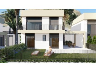 Este bungalow es de 2 plantaы, 3 dormitorios y 2 baños y 1..
