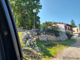 Mošćenice - u zaseocu kod Mošćenica prodaje se useljiva kat..