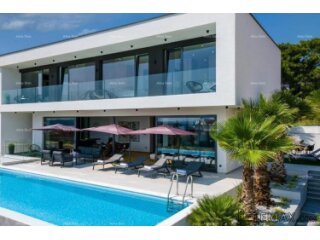 Moderna vila s panoramskim pogledom na more u Medulinu!