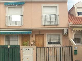 3 BED 2 BATH HOUSE NEEDING DECORATION