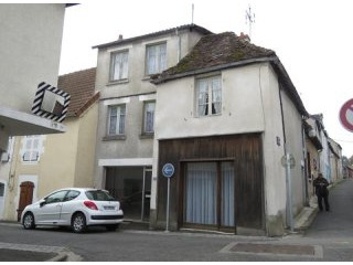 Big townhouse with shopfronts to..