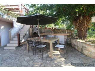Istra,Vinkuran, kuća s pogledom na zelenilo i more.