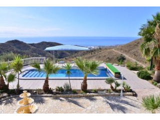 Chalet for Sale in Sayalonga 580.000..