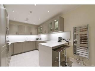 3 bed flat to rent in Hyde Park Gate..