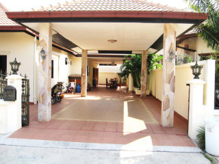 Gorgeous 3 Bedroom house with private..