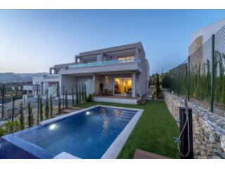 El bungalow está ubicado en la exclusiva urbanización S..