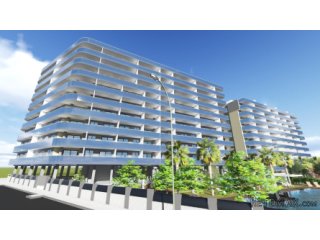 Los apartamentos están ubicados en una urbanización, junto..