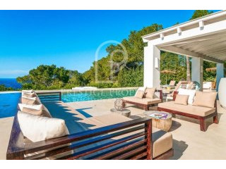 Refurbished villa in stunning natural..