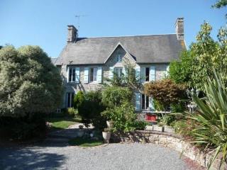 Main House and Two Guest Cottages