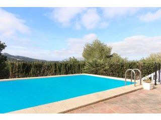 Large 4/5 bedroom property with..