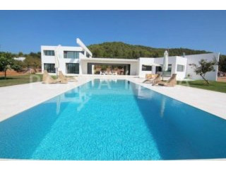 Very modern villa in idyllic rural..