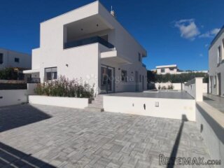 VODICE - novoizgrađena, atraktivna kuća s bazenom