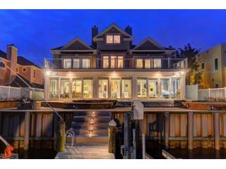 6 bedroom Flat For Sale: 1860 Boat..