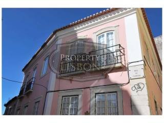 Lisbon apartment (with roof space)..