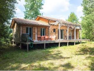 Stunning 3 bed lakeside retreat with a..