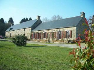 Gite complex with heated pools, 9 hole..