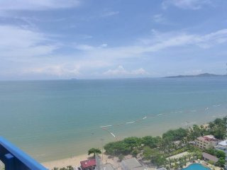 Jomtien Plaza beachfront 2..