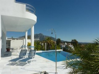 3 Bedroom Villa For Sale In El Herrojo..