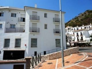 Apartment - 3 bedroom flat with fitted..