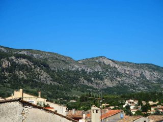 Well Renovated Villa With 5 Bedrooms, 2..