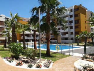 Nuevo apartamento en primera línea de mar en Punta Prima..