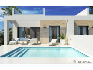 Modernos bungalows en una urbanización nueva en un pueblo..