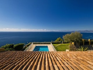 Idyllic Frontline Villa With Private..