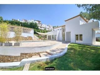 Villa for sale in Nueva Andalucia..
