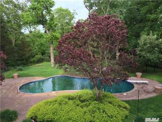 2 Overlook Dr Laurel Hollow, NY 11791