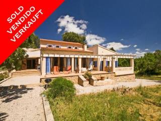 *SOLD* Stunning country house with..
