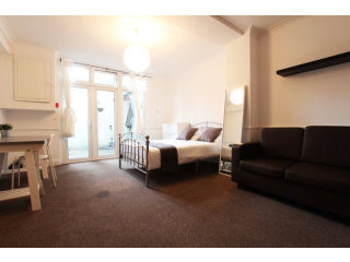Single with double bed near Stratford..