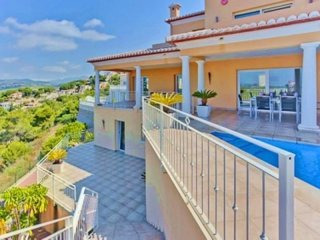 4 Bedrooms - Villa - Alicante - For Sale